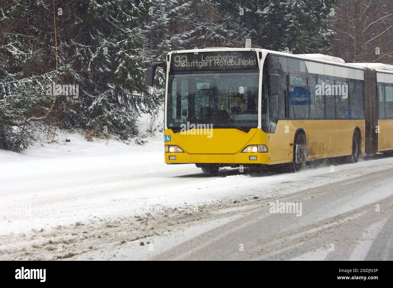 Condizioni del traffico durante la nevicata in inverno , Germania Foto Stock