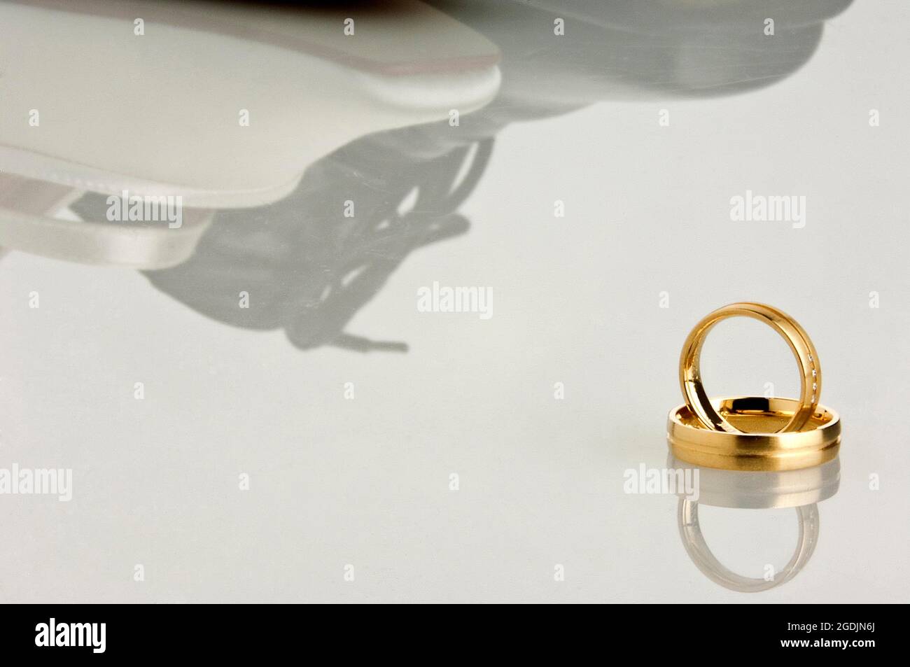 scarpe da sposa e anelli di nozze dorati Foto Stock