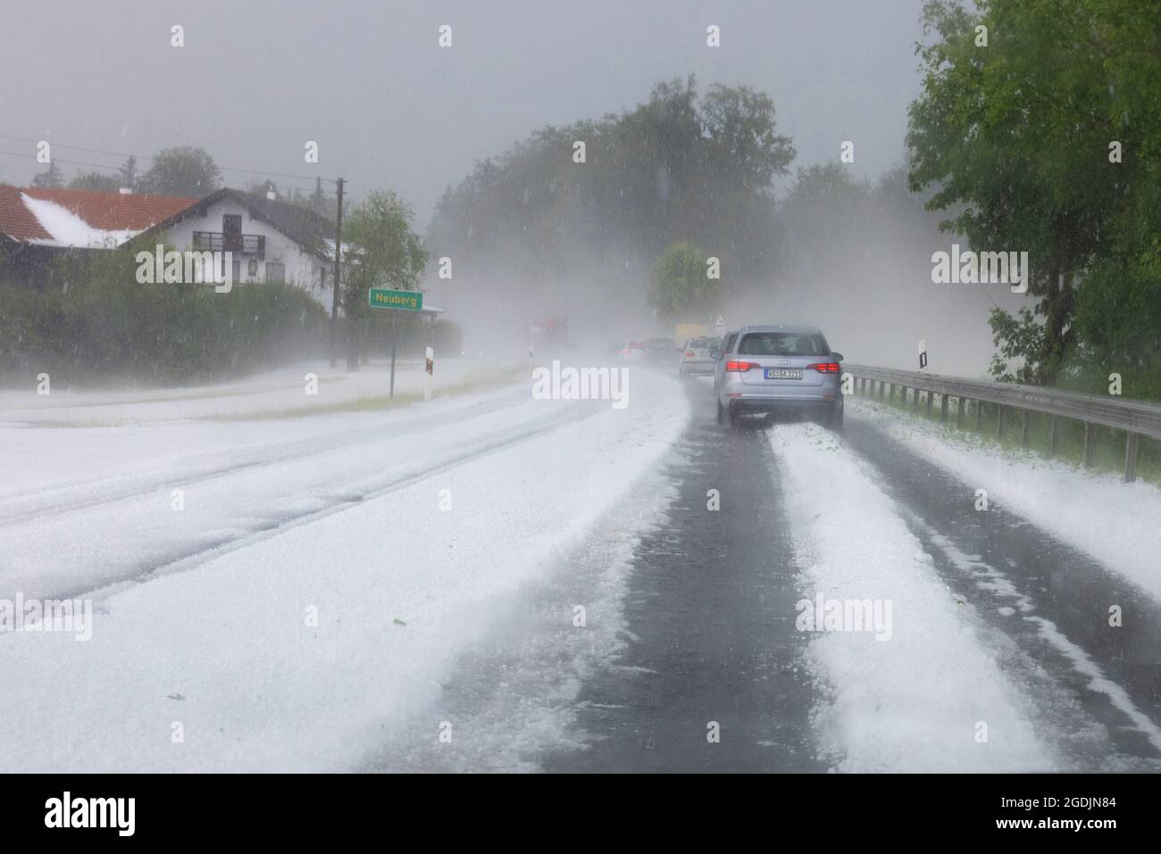 haile copre la strada statale 15, condizioni di vitigno, Germania, Baviera, Haag Foto Stock
