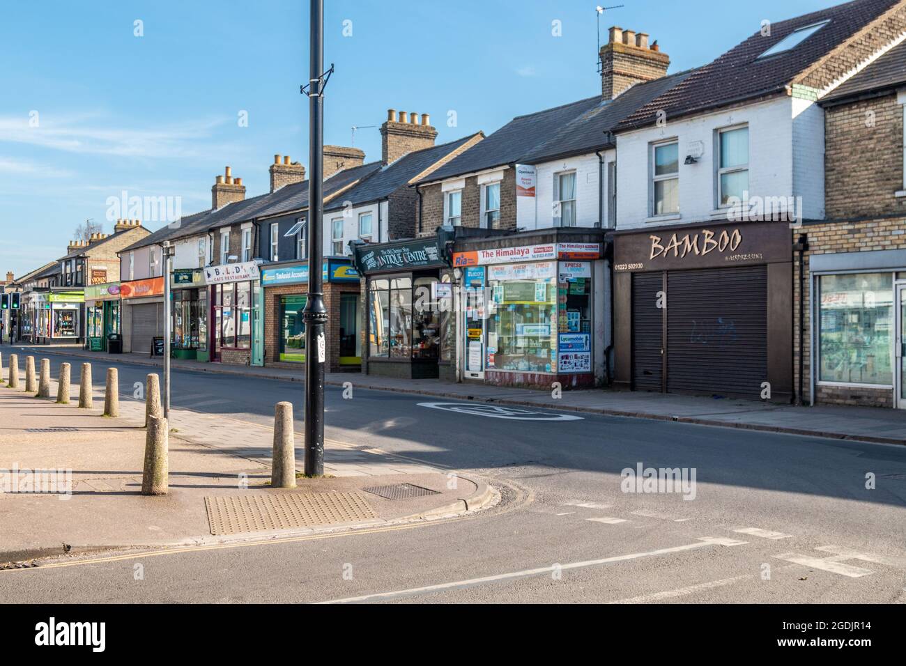 Mill Road a Cambridge è di solito una strada trafficata con molti caffè e negozi che attraggono i clienti. Durante il primo blocco di Covid era vuoto. Foto Stock