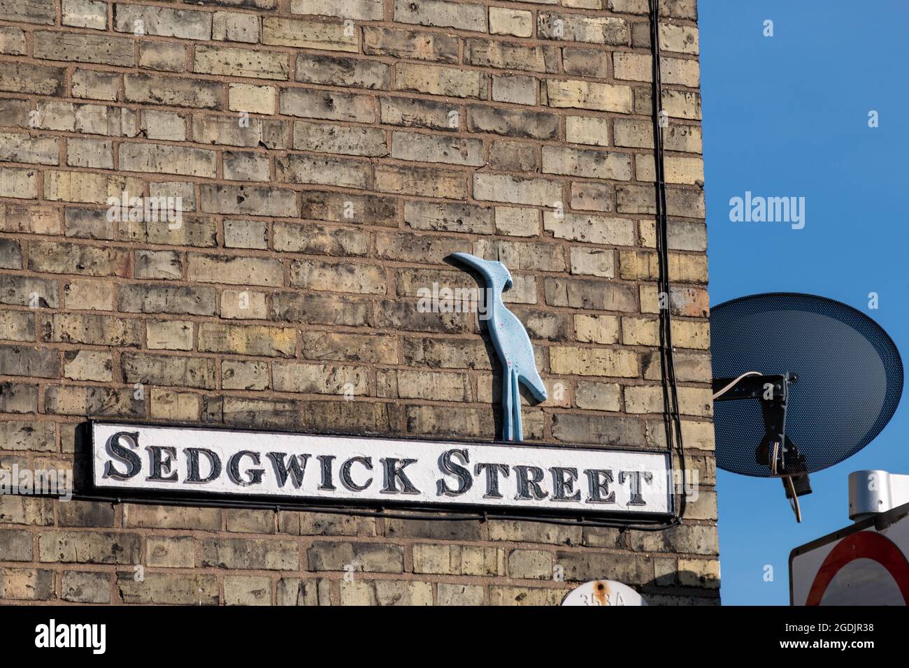 Un artista anonimo crea immagini basate su heron a Cambridge dal 2012. Questo è insolito in quanto è un taglio di legno. Foto Stock