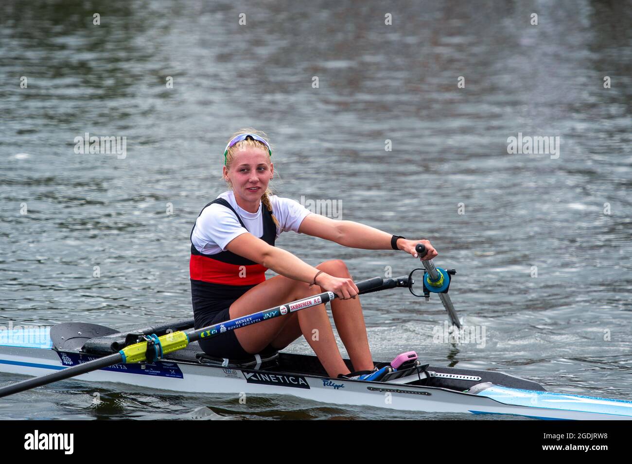 Henley-upon-Thames, Oxfordshire, Regno Unito. 13 agosto 2021. Lydia Heaphy si fila nella Princess Royal Challenge Cup for University College, Cork, Irlanda. La città natale di Lydia è Leap, Skibbereen. Ha iniziato a canottare nel 2009 ed è attualmente membro dello Skibbereen e del Club di canottaggio UCC, dove studia Legge. Credito: Maureen McLean/Alamy Foto Stock