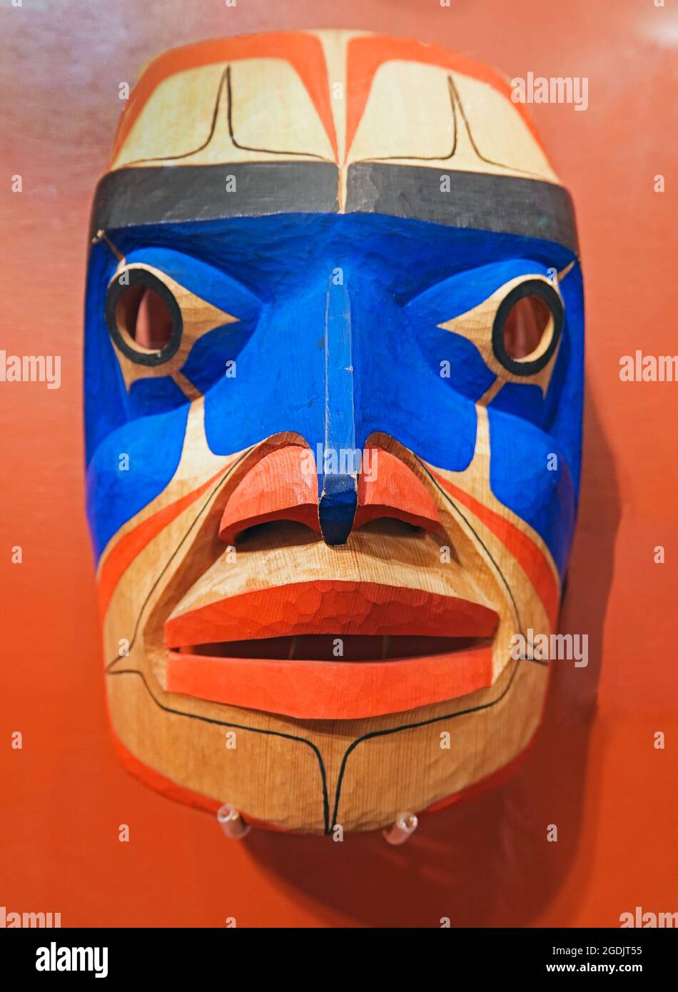 Una maschera di legno dei nativi americani, in esposizione nel Totem Heritage Center a Ketchikan, Alaska. Foto Stock