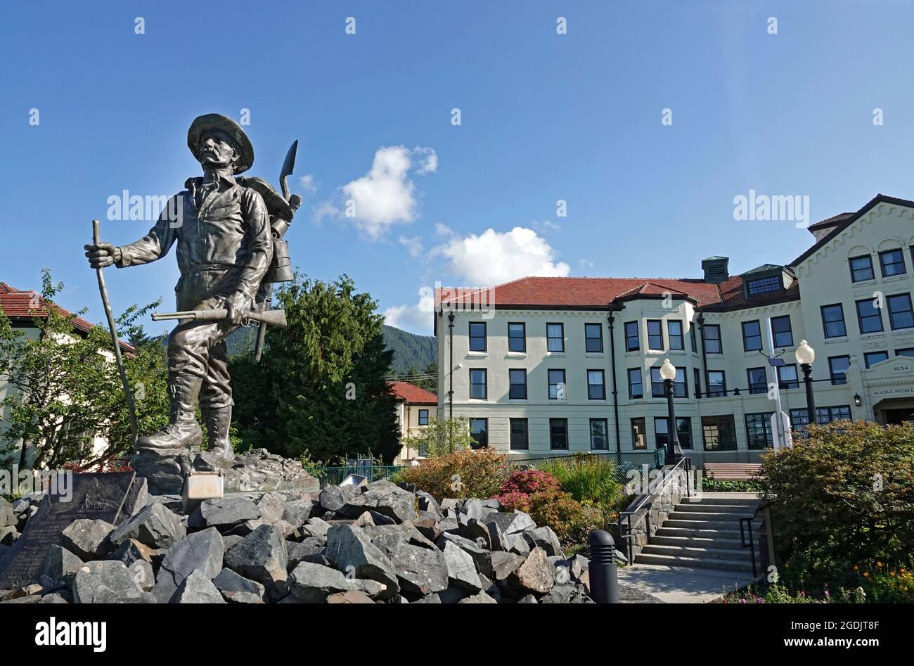 Sitka, Alaska. Una vista frontale di una statua in bronzo di un prospettore di fronte alla casa dei pionieri dell'Alaska a Sitka. Foto Stock