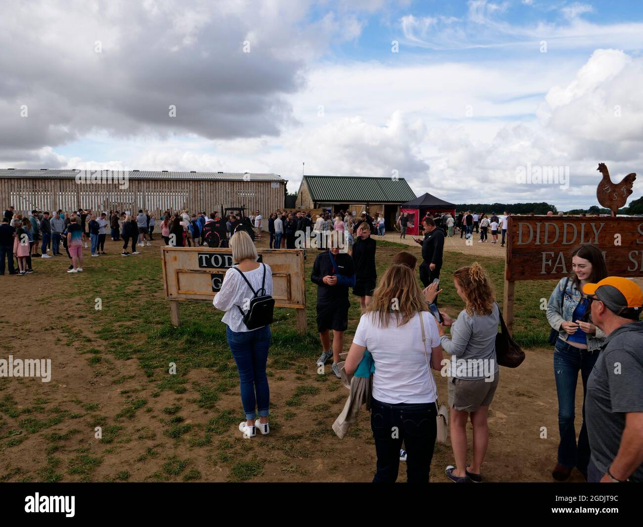 Le persone che si accingono fuori per fare acquisti presso il famoso negozio di fattoria Diddly Squat di Jeremy Clarkson, Chipping Norton Road, Chipping Norton, West Oxfordshire Foto Stock