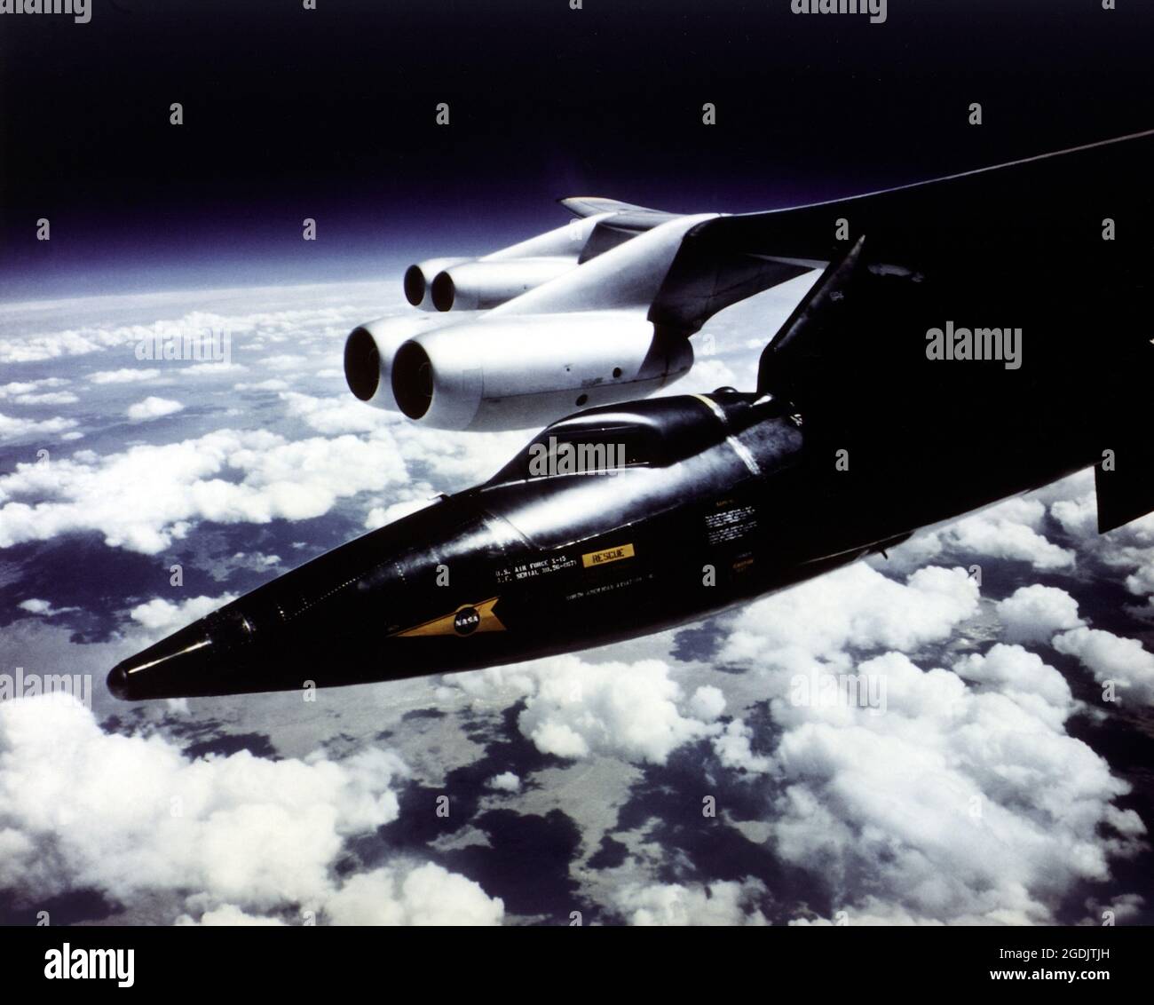 Un piano di ricerca X-15 del Nord America sotto l'ala di un B-52 prima del lancio. Foto Stock