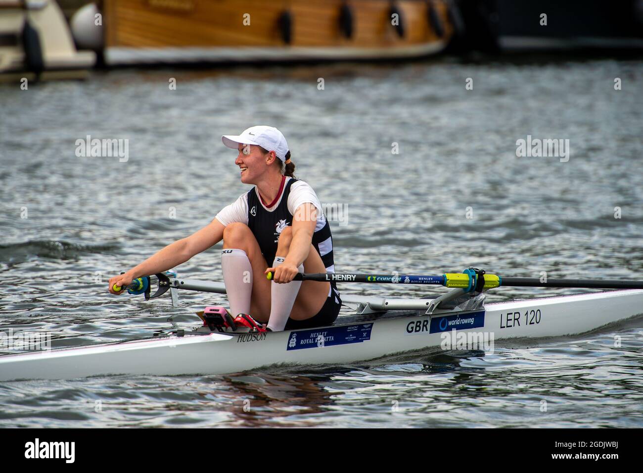 Henley-upon-Thames, Oxfordshire, Regno Unito. 13 agosto 2021. In una gara che scenderà nella leggenda di Henley Royal Regatta, Lauren Henry, un 19 anni, di Lutterworth in Leicestershire cacciato e canottato su Andrea Proske (False Creek Rowing Club, Canada), medaglia d'oro olimpica nella Princess Grace Challenge Cup (scafi singoli per donne). Credito: Maureen McLean/Alamy Foto Stock