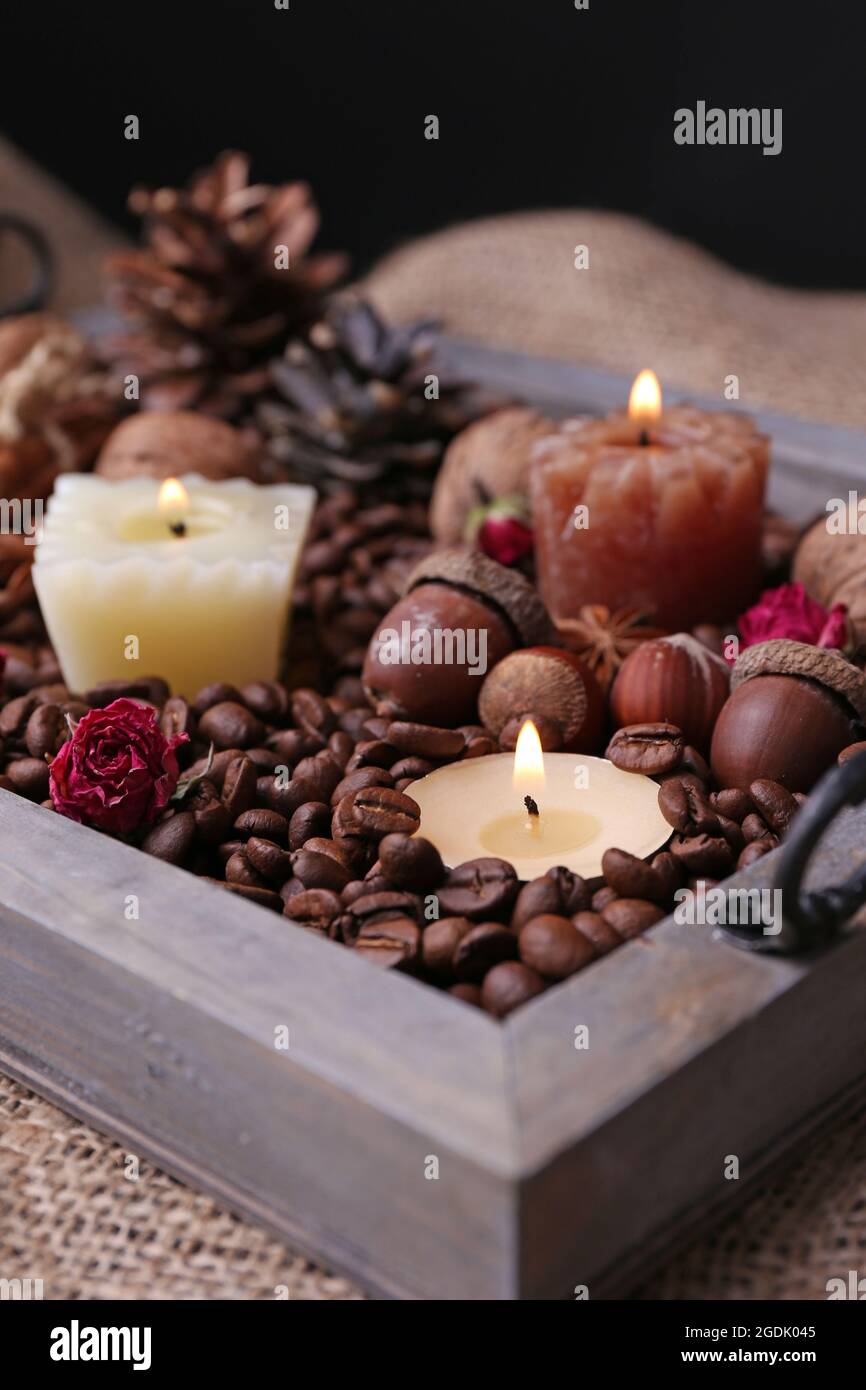 Candele su vassoio vintage con chicchi di caffè e spezie, dossi su sfondo  di sacco Foto stock - Alamy