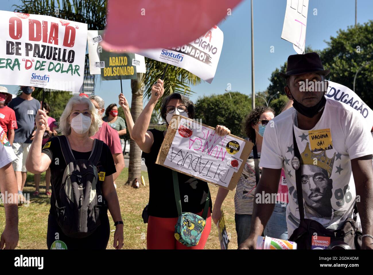 24 luglio 2021: I manifestanti brasiliani hanno marciato attraverso il cuore di Rio de Janeiro per dire al presidente di estrema destra, Jair Bolsonaro, che lo vogliono uscire. Foto Stock
