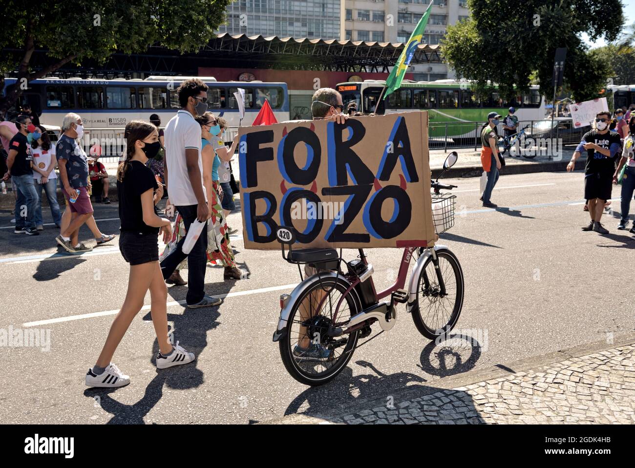 24 luglio 2021:Holding Signs Reading ‘Bolsonaro out’ marchers si sono riuniti nel centro di Rio de Janeiro per protestare contro il presidente brasiliano Jair Bolsonaro Foto Stock