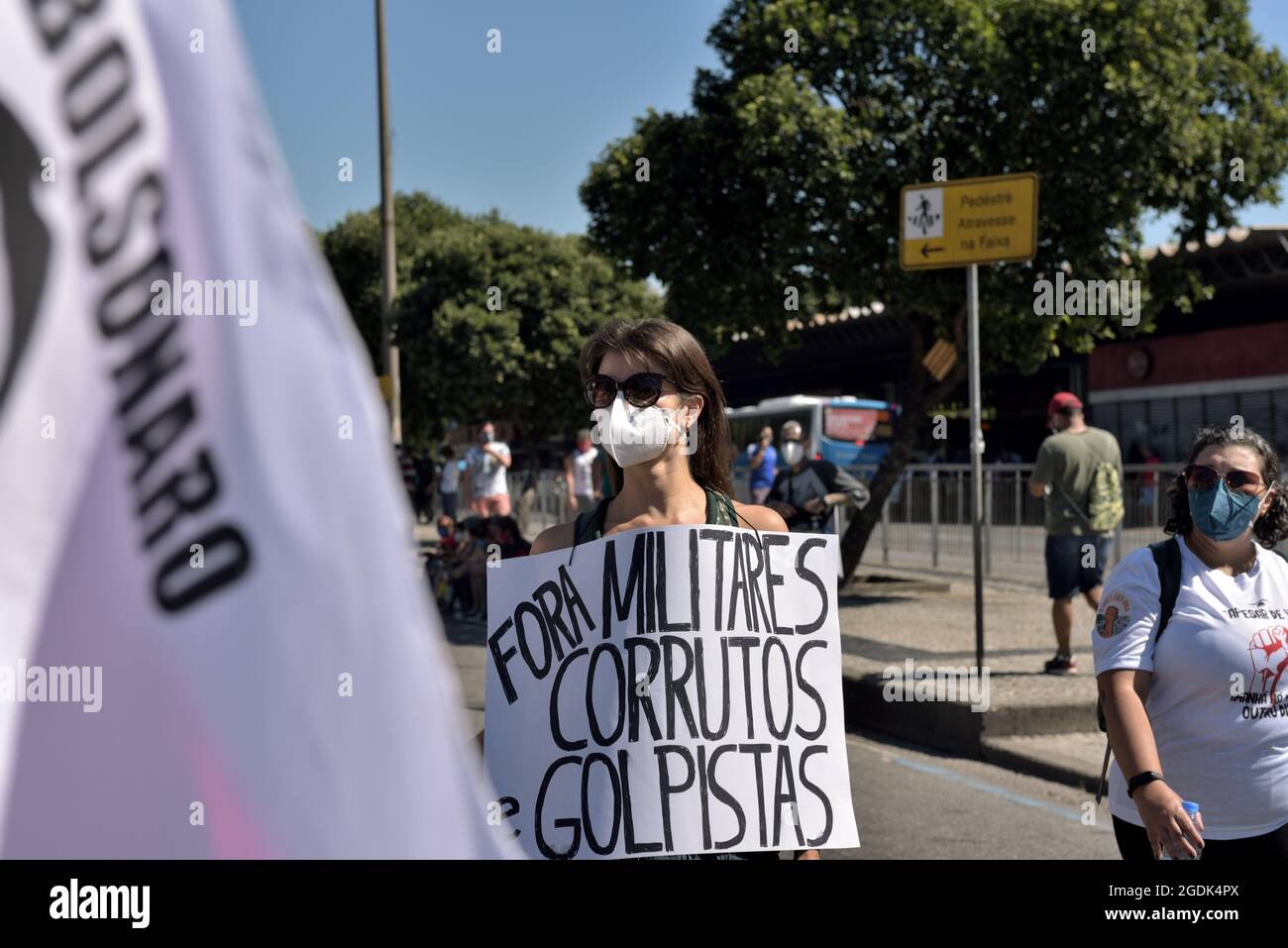 24 luglio 2021: Una donna che ha un cartello con la scritta “fuori militari, corrotti e coupists” partecipa alla protesta anti-Bolsonaro tenutasi a Rio de Janeiro. Foto Stock
