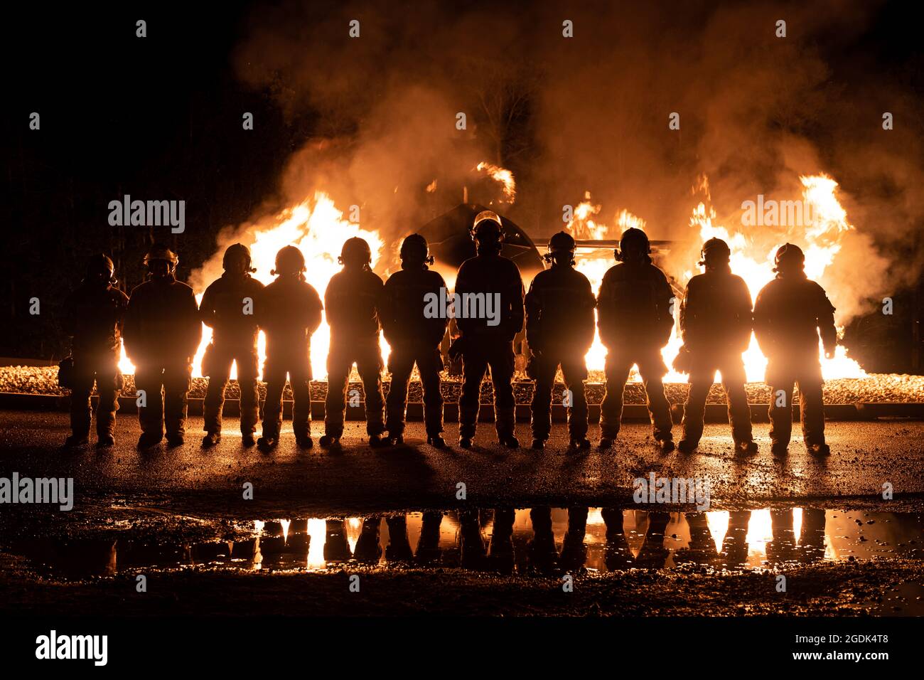 I vigili del fuoco lettoni, estoni e Alpena Combat Readiness Training Center (CRTC) posano per una foto di gruppo di fronte all'area di simulazione del fuoco durante il Northern Strike (NS) 21-2 ad Alpena CRTC, Michigan, 12 agosto 2021. NS è un'opportunità per creare interoperabilità con altre unità e partner multinazionali, mentre si forma in ambienti realistici multidominio. (STATI UNITI Air National Guard foto di Senior Airman Ryan Bishop) Foto Stock