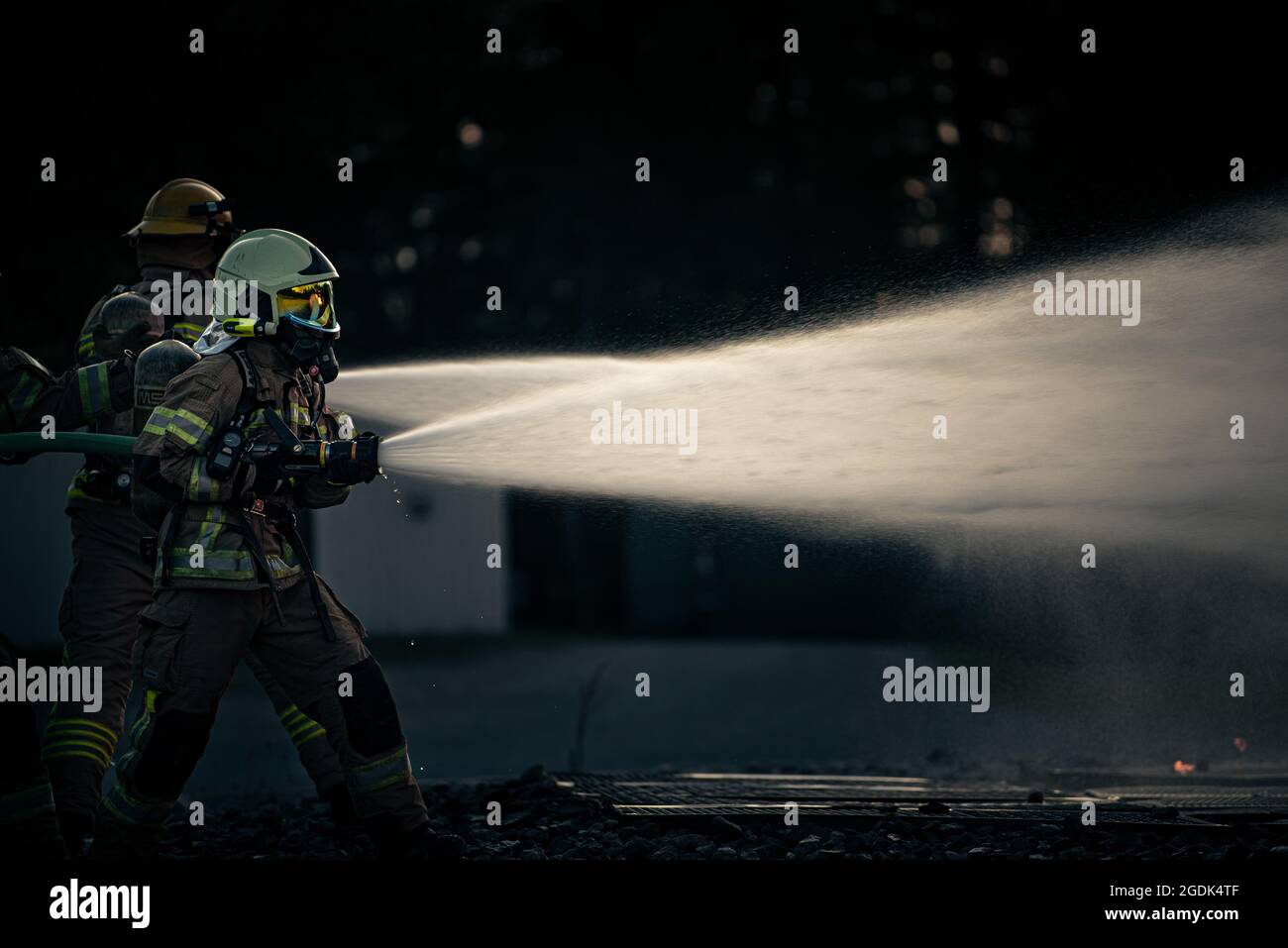 I vigili del fuoco del Centro di addestramento per la preparazione dei combattimenti lettoni, estoni e Alpena (CRTC) si allenano su un velivolo notturno simulato durante lo Sciopero settentrionale (NS) 21-2 ad Alpena CRTC, Michigan, 12 agosto 2021. NS è un'opportunità per creare interoperabilità con altre unità e partner multinazionali, mentre si forma in ambienti realistici multidominio. (STATI UNITI Air National Guard foto di Senior Airman Ryan Bishop) Foto Stock