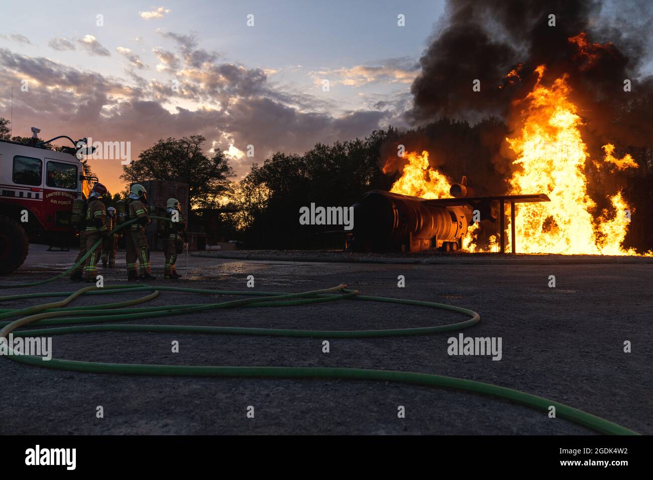 I vigili del fuoco del Centro di addestramento per la preparazione dei combattimenti lettoni, estoni e Alpena (CRTC) si allenano su un velivolo notturno simulato durante lo Sciopero settentrionale (NS) 21-2 ad Alpena CRTC, Michigan, 12 agosto 2021. NS è un'opportunità per creare interoperabilità con altre unità e partner multinazionali, mentre si forma in ambienti realistici multidominio. (STATI UNITI Air National Guard foto di Senior Airman Ryan Bishop) Foto Stock