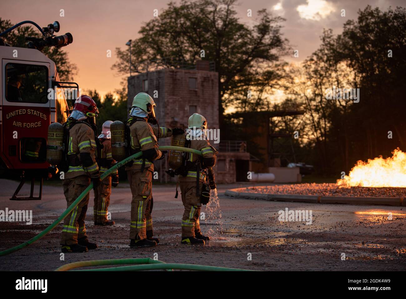 I vigili del fuoco del Centro di addestramento per la preparazione dei combattimenti lettoni, estoni e Alpena (CRTC) si allenano su un velivolo notturno simulato durante lo Sciopero settentrionale (NS) 21-2 ad Alpena CRTC, Michigan, 12 agosto 2021. NS è un'opportunità per creare interoperabilità con altre unità e partner multinazionali, mentre si forma in ambienti realistici multidominio. (STATI UNITI Air National Guard foto di Senior Airman Ryan Bishop) Foto Stock