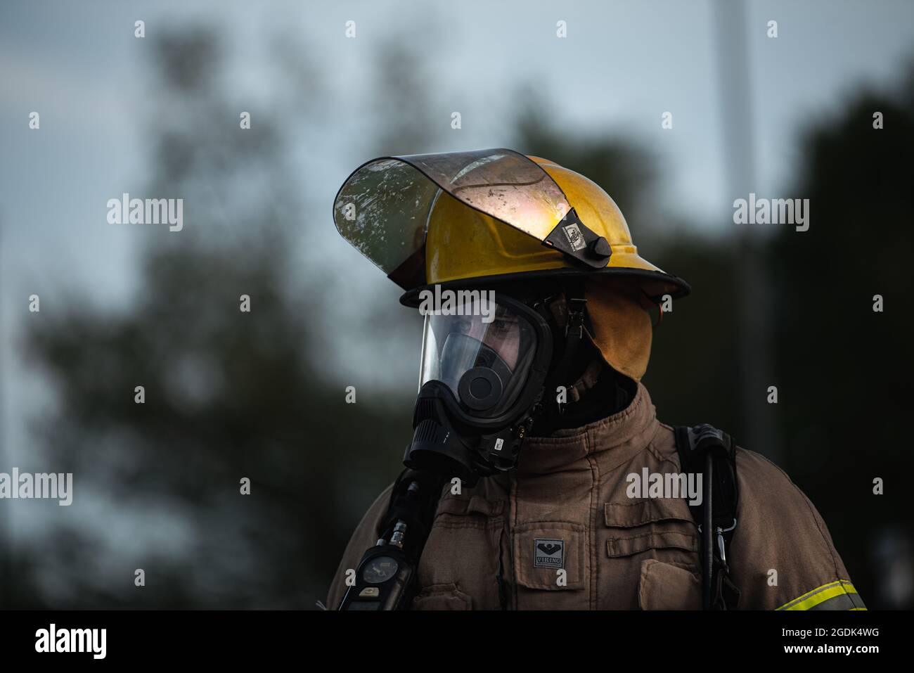 I vigili del fuoco del Centro di addestramento per la preparazione dei combattimenti lettoni, estoni e Alpena (CRTC) si allenano su un velivolo notturno simulato durante lo Sciopero settentrionale (NS) 21-2 ad Alpena CRTC, Michigan, 12 agosto 2021. NS è un'opportunità per creare interoperabilità con altre unità e partner multinazionali, mentre si forma in ambienti realistici multidominio. (STATI UNITI Air National Guard foto di Senior Airman Ryan Bishop) Foto Stock