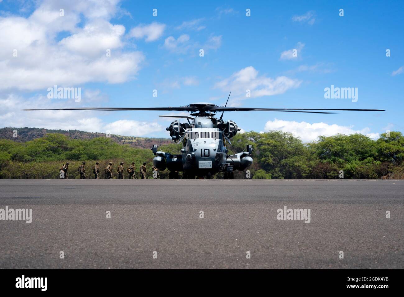 Marines degli Stati Uniti con il primo battaglione, marines 3d, divisione Marina 3d, un CH-53E Super Stallion con Marine Aircraft Group 24, 1st Marine Aircraft Wing, durante l'esercizio su larga scala 2021 presso Pacific Missile Range Facility Barking Sands, Marine Corps base Hawaii, 12 agosto 2021. LSE 2021 è un esercizio dal vivo, virtuale e costruttivo che utilizza comandi e controlli integrati, intelligence, sorveglianza, ricognizione e sensori in tutta la forza congiunta per espandere la consapevolezza sul campo di battaglia, condividere i dati di targeting e condurre attacchi di precisione a lungo raggio a supporto delle operazioni navali in un contestato e distributivo Foto Stock