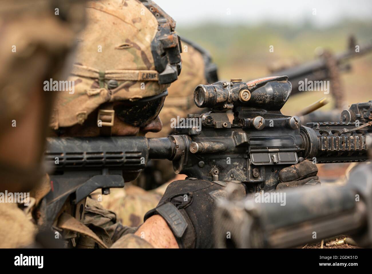 Un soldato dell'esercito degli Stati Uniti con il Guerriero della Task Force spara una carbina M4 durante un campo di fuoco vivo all'area di addestramento di Baturaja, Indonesia, il 12 agosto 2021. Garuda Shield 21 è un esercizio congiunto di due settimane tra l'esercito degli Stati Uniti e Tentara Nadional Indonesia (TNI-ad Indonesia forze armate). Lo scopo di questo esercizio congiunto è quello di migliorare e arricchire la capacità di guerra nella giungla sia dell'esercito degli Stati Uniti che dell'esercito indonesiano. (US Army photo di SPC. Rachel Christensen) Foto Stock