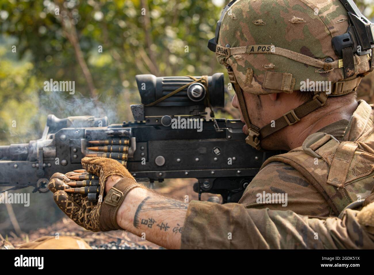 Un soldato dell'esercito degli Stati Uniti con il Guerriero della Task Force spara una mitragliatrice M240 durante un campo di fuoco vivo all'area di addestramento di Baturaja, Indonesia, il 12 agosto 2021. Garuda Shield 21 è un esercizio congiunto di due settimane tra l'esercito degli Stati Uniti e Tentara Nadional Indonesia (TNI-ad Indonesia forze armate). Lo scopo di questo esercizio congiunto è quello di migliorare e arricchire la capacità di guerra nella giungla sia dell'esercito degli Stati Uniti che dell'esercito indonesiano. (US Army photo di SPC. Rachel Christensen) Foto Stock