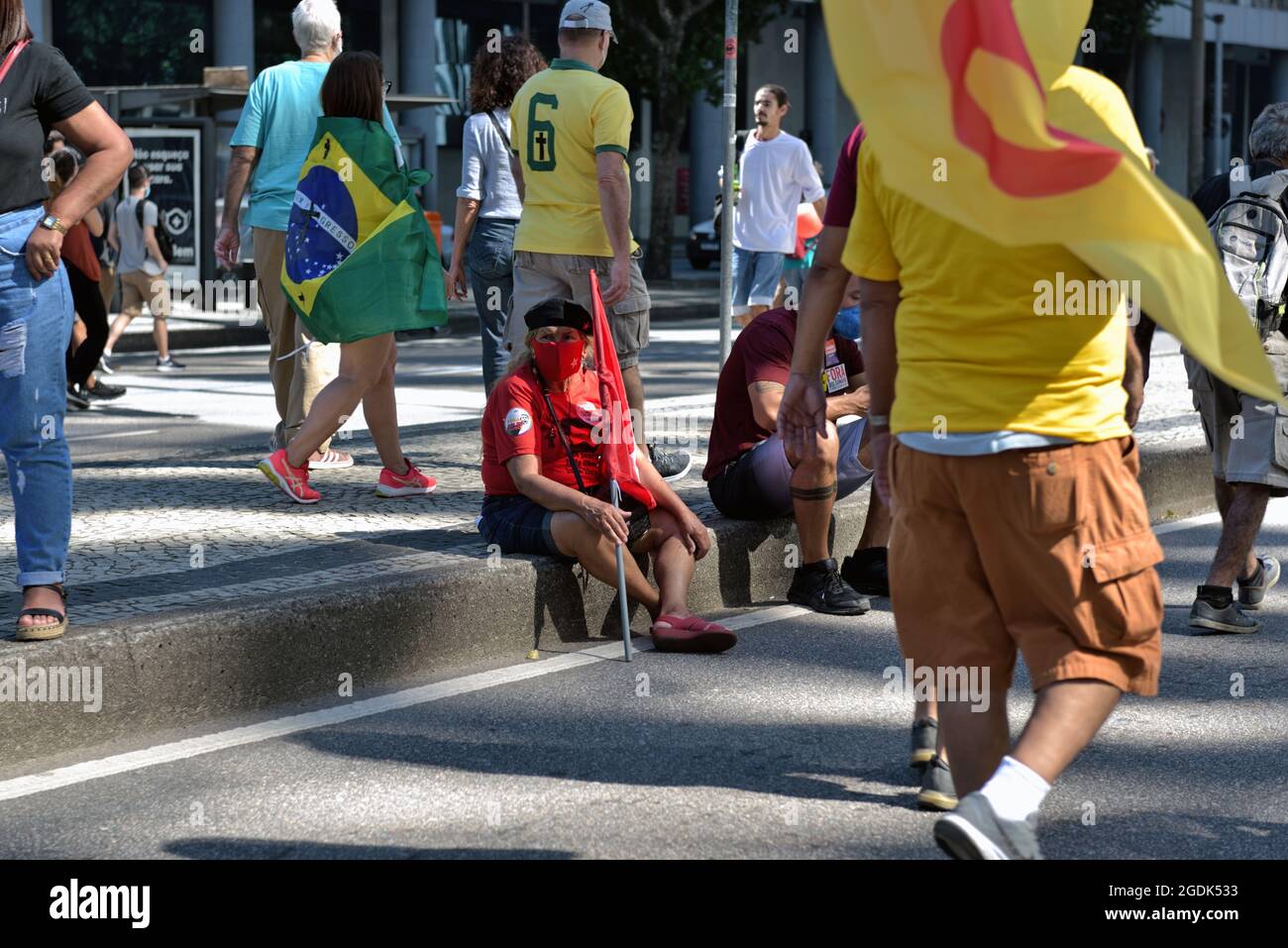 Americhe, Brasile – 24 luglio 2021: I marchers si sono riuniti nel centro di Rio de Janeiro con cartelli e bandiere per protestare contro il presidente brasiliano Jair Bolsonaro Foto Stock