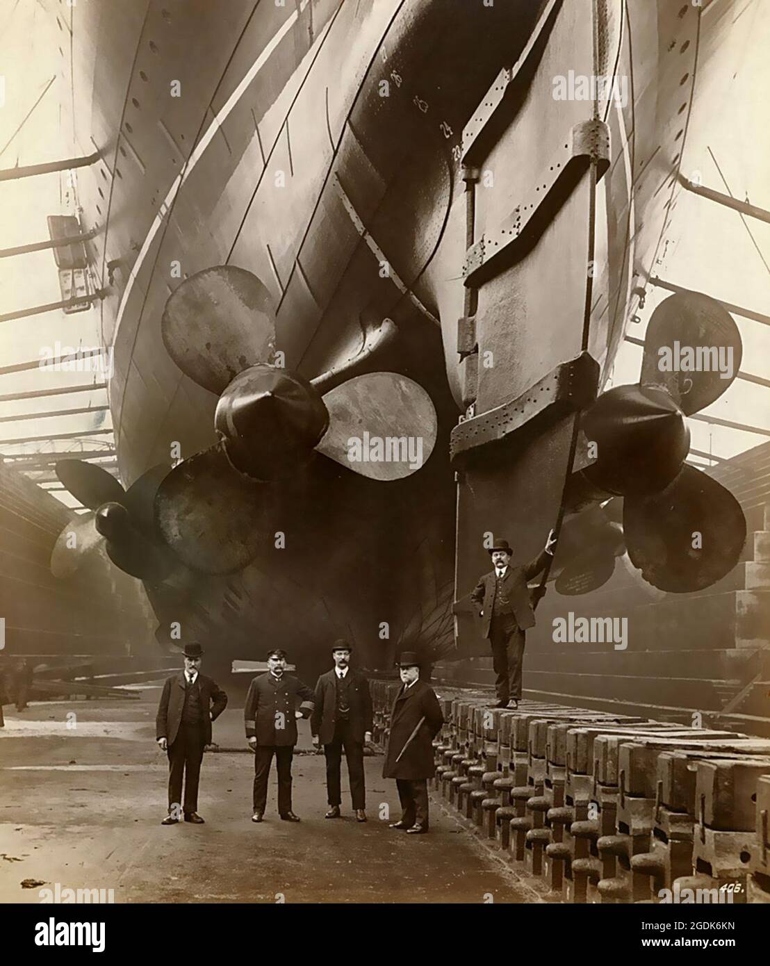La massiccia poppa e le eliche della RMS Mauretania, con figure umane che  danno un senso di quanto grande è la nave Foto stock - Alamy