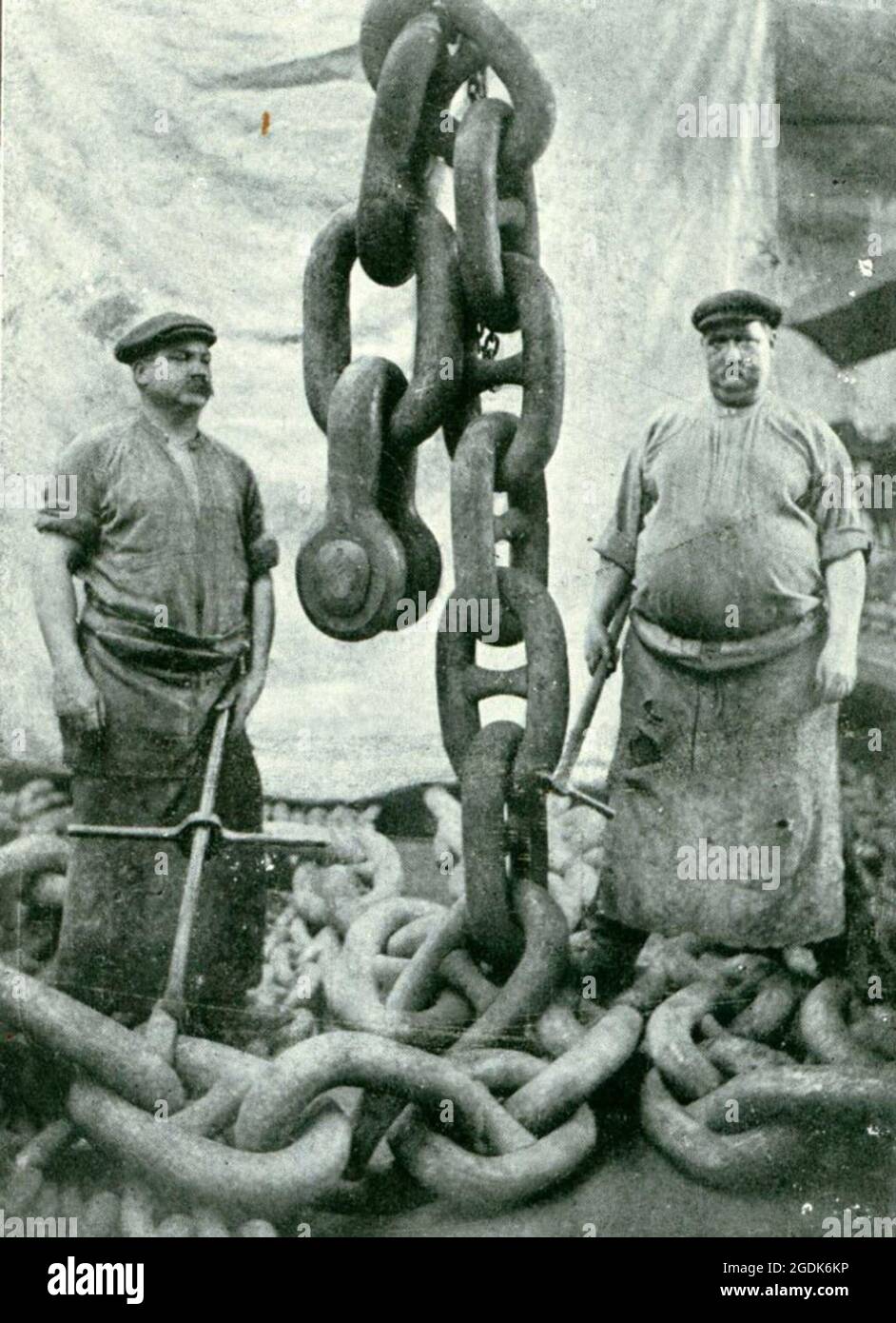Lavoratori che mostrano le dimensioni delle catene di ancoraggio del RMS Mauretania Foto Stock