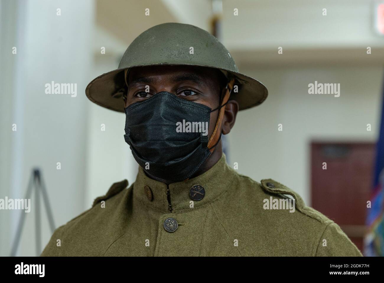 Il Senatore Chuck Schumer, eletto ufficiale onorano i membri del 369° Reggimento e gli Harlem Hellfighters e Harlem Armory a New York il 13 agosto 2021. Il Senatore Schumer ha premiato la medaglia d'oro del Congresso agli Harlem Hellfighters e ha consegnato il Legion of Merit Award dal Senato degli Stati Uniti al comando del Sergente maggiore Andrew Lampkins. A Schumer si sono aggiunti i rappresentanti eletti degli Stati Uniti Tom Suozzi e Adriano Espaillat, ex rappresentante degli Stati Uniti Charles Rangel, il senatore di New York Brian Benjamin, i membri dell'NYS Inez Dickens e al Taylor, nonché i membri della famiglia degli Harlem Hellfighters Foto Stock