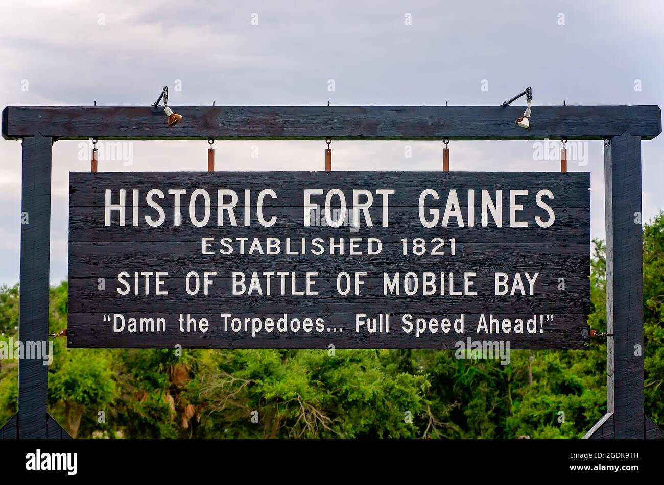 L'insegna di Fort Gaines è raffigurata, 12 agosto 2021, a Dauphin Island, Alabama. L'assedio di Fort Gaines avvenne durante la guerra civile americana. Foto Stock