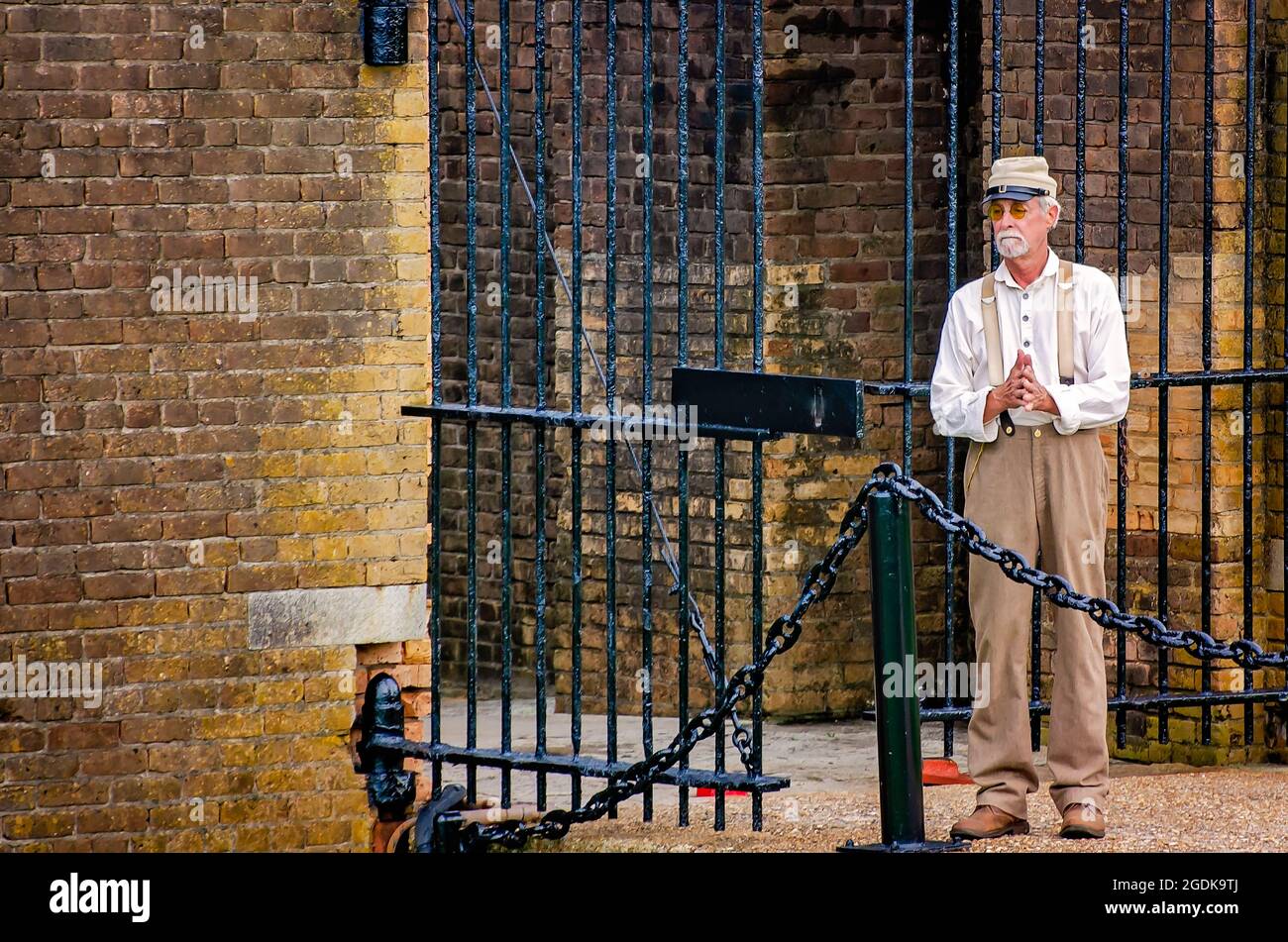 Una guardia si trova fuori dall'ingresso di Fort Gaines, 12 agosto 2021, a Dauphin Island, Alabama. Foto Stock