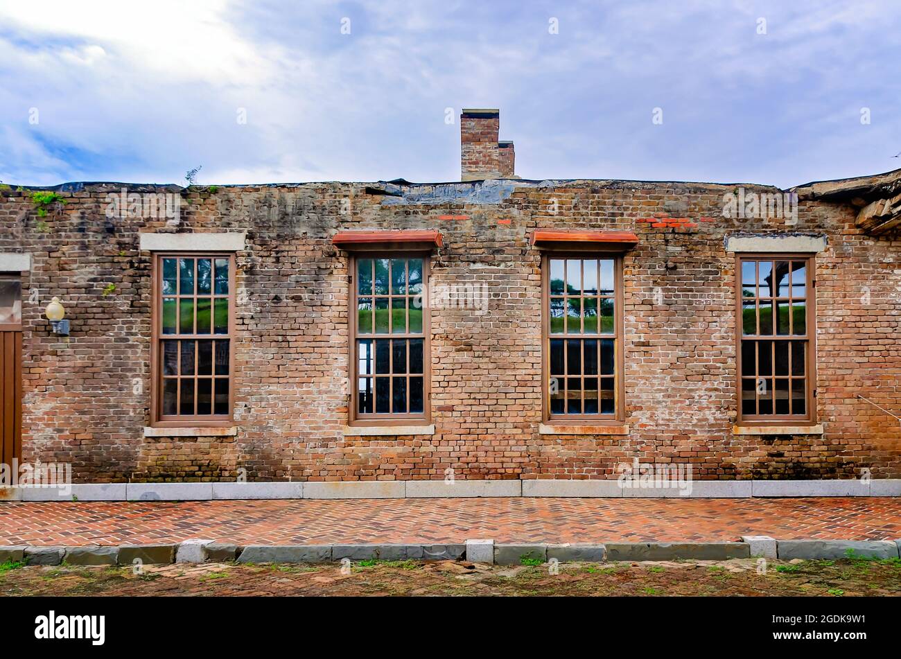 I quartieri degli ufficiali sono raffigurati nel cortile della cucina di Fort Gaines, 12 agosto 2021, a Dauphin Island, Alabama. Foto Stock