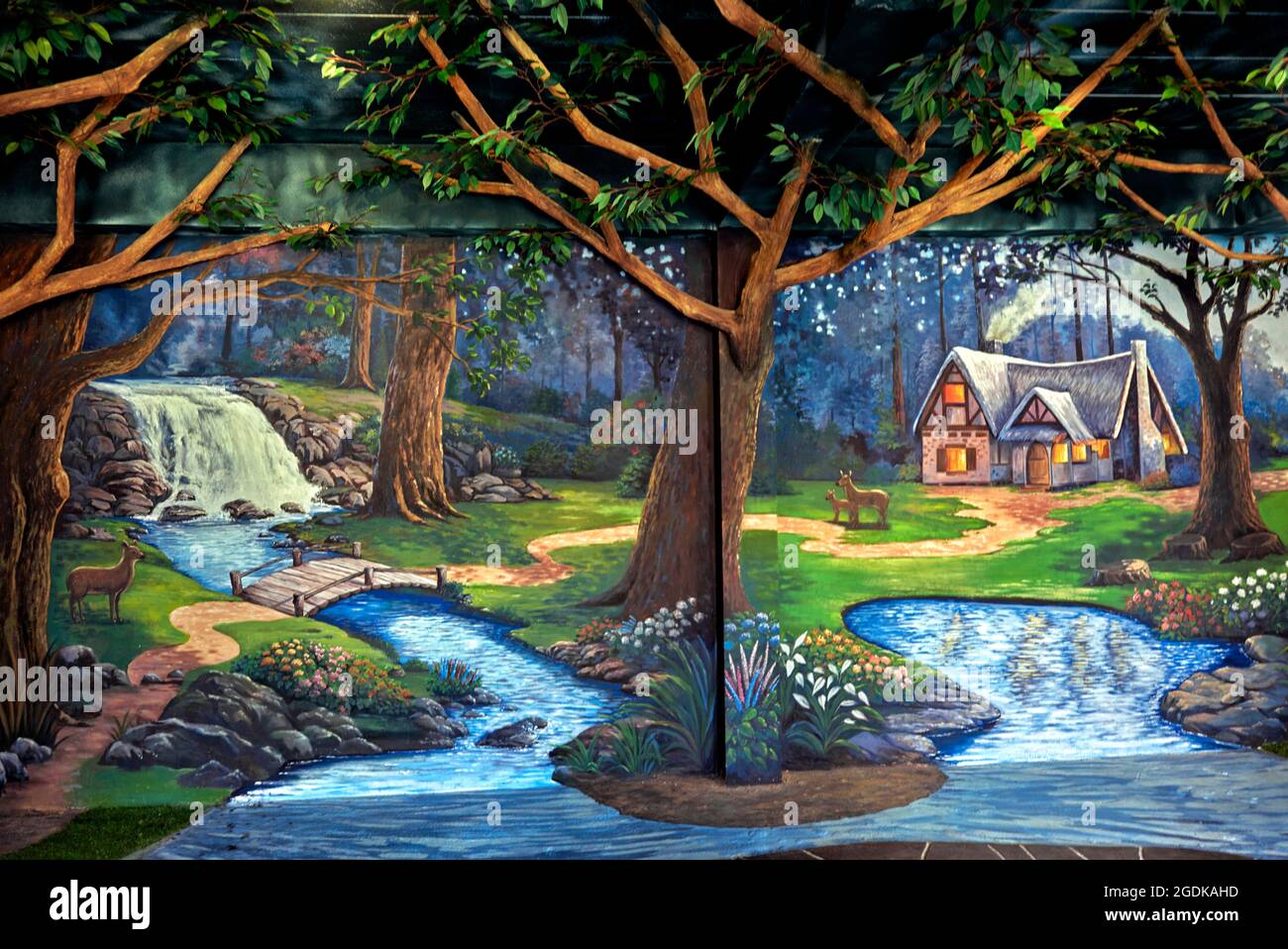 Pittura di arte di fantasia. Bosco dell e cottage con cervi. Foto Stock