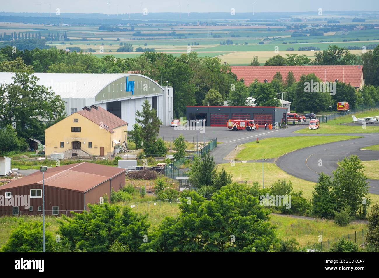 Giebelstadt, Germania. 8 luglio 2021. Un hangar del campo aereo Giebelstadt. La formazione degli osservatori aerei si è svolta presso il campo aereo di Giebelstadt. Credit: Nicolas Armer/dpa/Alamy Live News Foto Stock