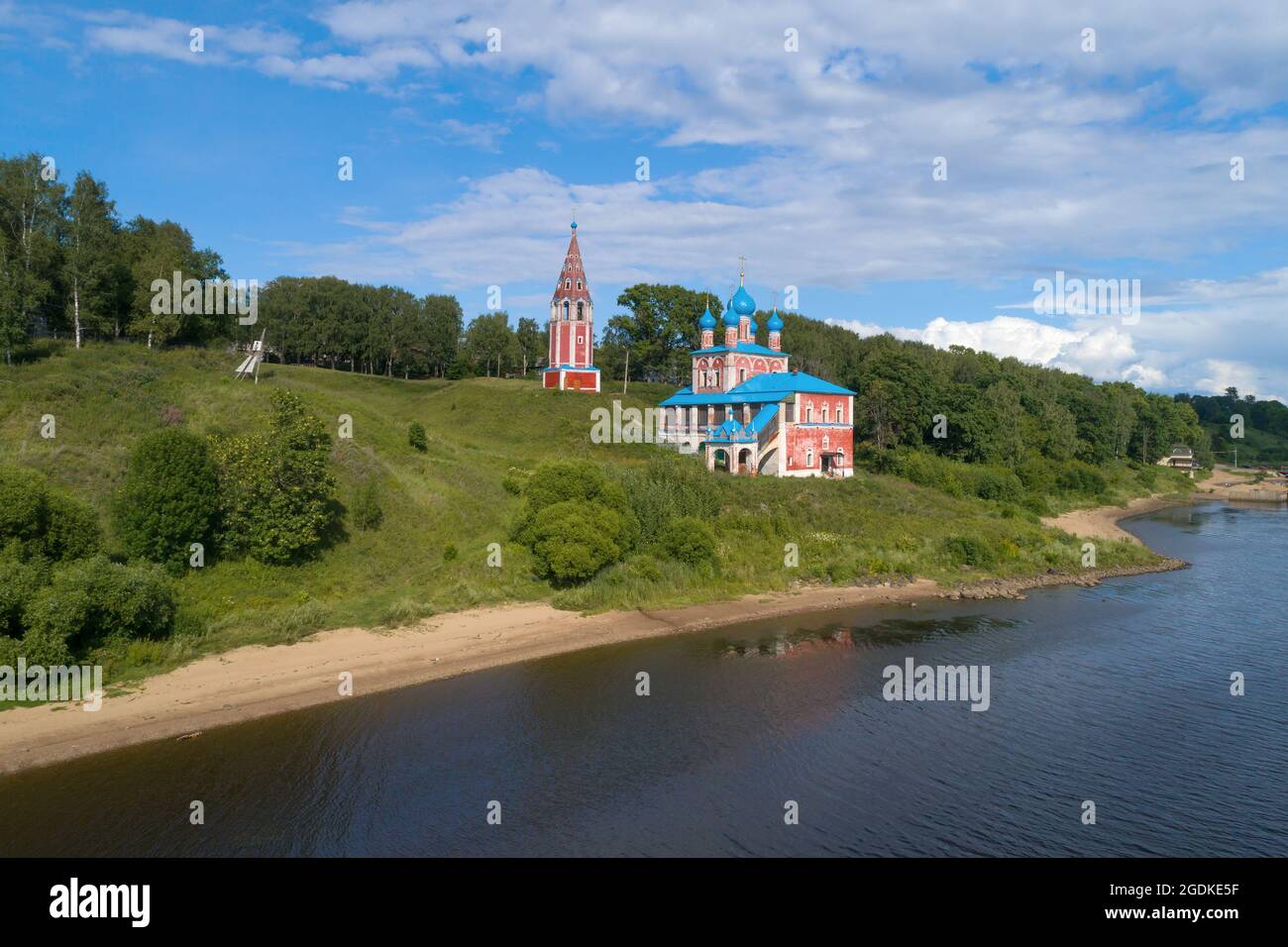Antica chiesa kazana sulle rive del fiume Volga in un paesaggio estivo. Tutaev (Romanov-Borisoglebsk), Russia Foto Stock