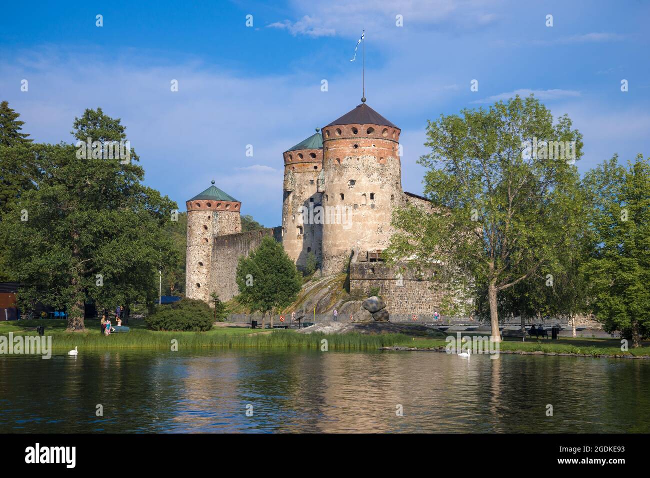 L'antica fortezza di Olavinlinna (Olafsborg) nel paesaggio estivo in una giornata di sole. Savonlinna, Finlandia Foto Stock
