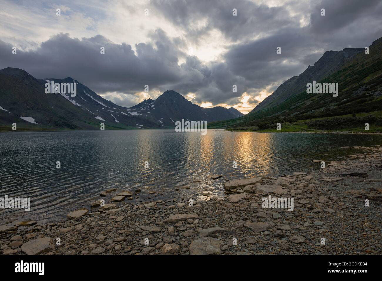 Ultimi raggi di tramonto sul lago Hadatayoganlor. Polar Ural, Russia Foto Stock