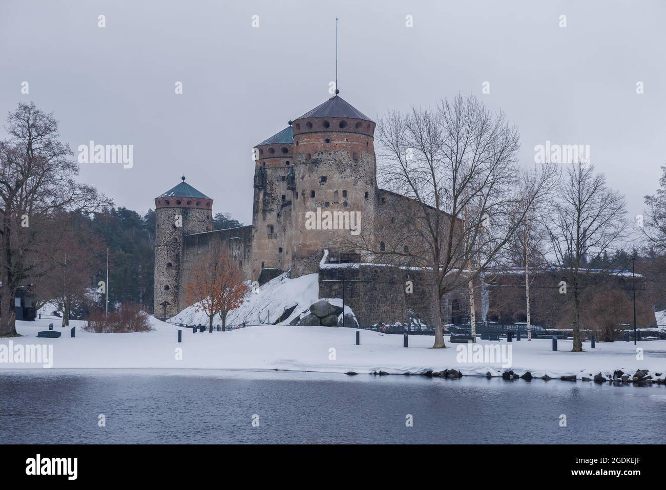 Vista dell'antica fortezza di Olavinlinna in un giorno di marcia nuvoloso. Finlandia, Savonlinna Foto Stock