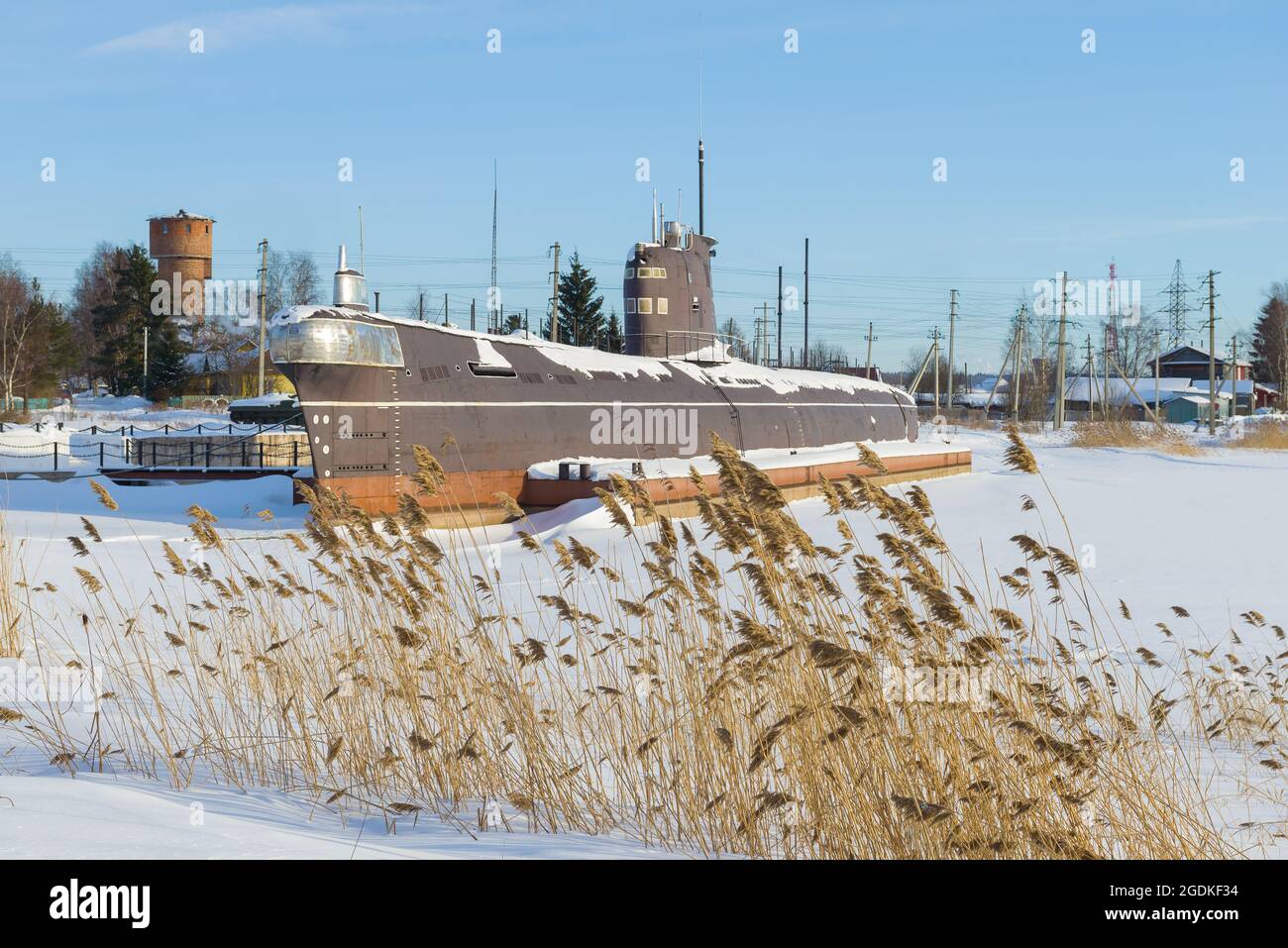 VYTEGRA, RUSSIA - 23 FEBBRAIO 2021: Un vecchio sottomarino sovietico B-440 in una sosta eterna in una giornata invernale. Museo nella città di Vytegra Foto Stock