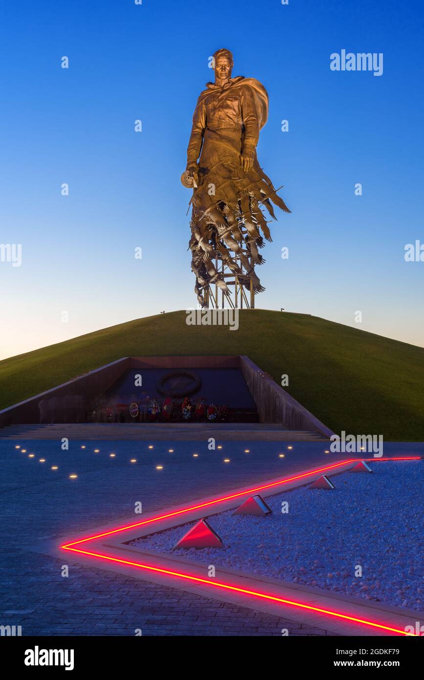 RZHEV, RUSSIA - 07 LUGLIO 2021: Serata di luglio sul memoriale ai soldati sovietici morti durante la Grande Guerra Patriottica Foto Stock