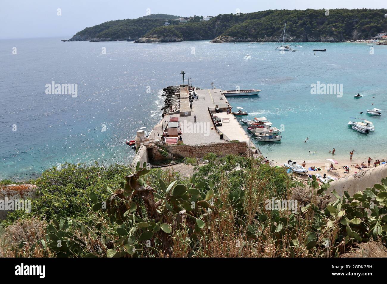 Isole Tremiti - Panorama del pontile del porto dal borgo fortificato Foto Stock