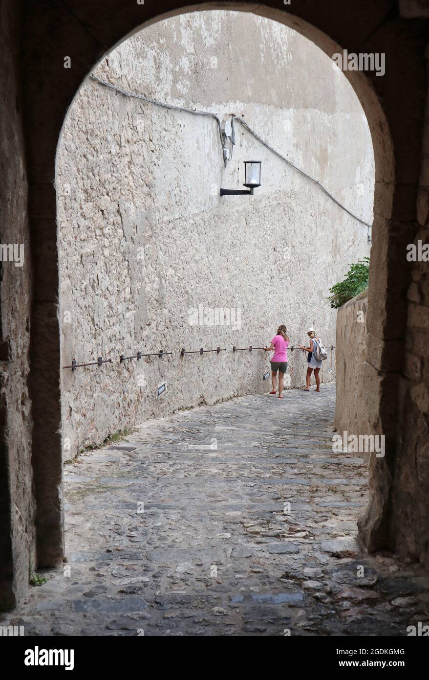 Isole Tremiti - Turismo sulla rampa di uscita del borgo fortificato da Torre del Pennello Foto Stock