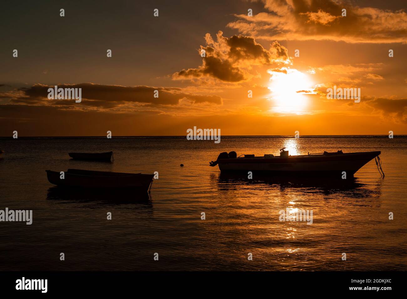 Barca da pesca sulla spiaggia di Albion al tramonto nella parte occidentale della repubblica di Mauritius, Africa orientale Foto Stock