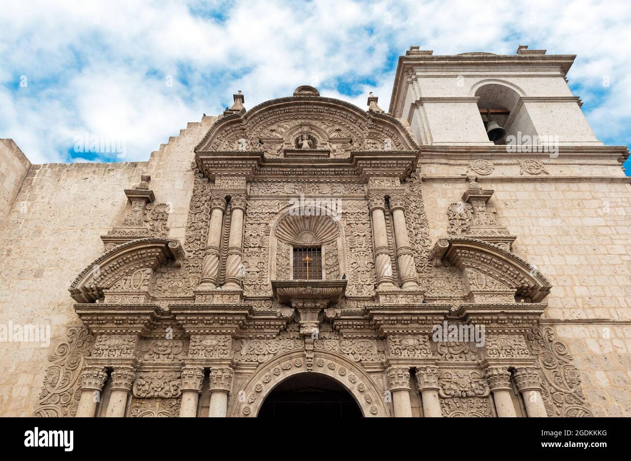 Facciata del monastero gesuita in stile barocco indigeno fatto di pietra sillare vulcanica bianca, Arequipa, Perù. Foto Stock