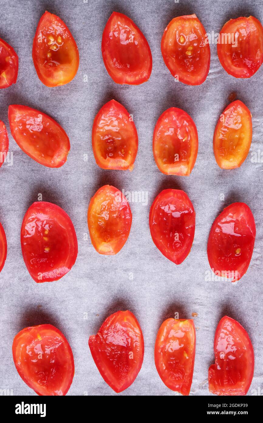 Pomodori sul vassoio di essiccazione, close-up Foto stock - Alamy