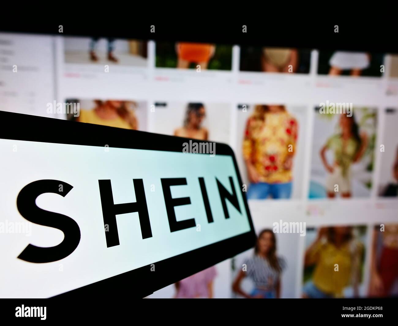 Telefono cellulare con logo della società cinese di e-commerce Shein sullo  schermo di fronte al sito web aziendale. Mettere a fuoco al centro-sinistra  del display del telefono Foto stock - Alamy