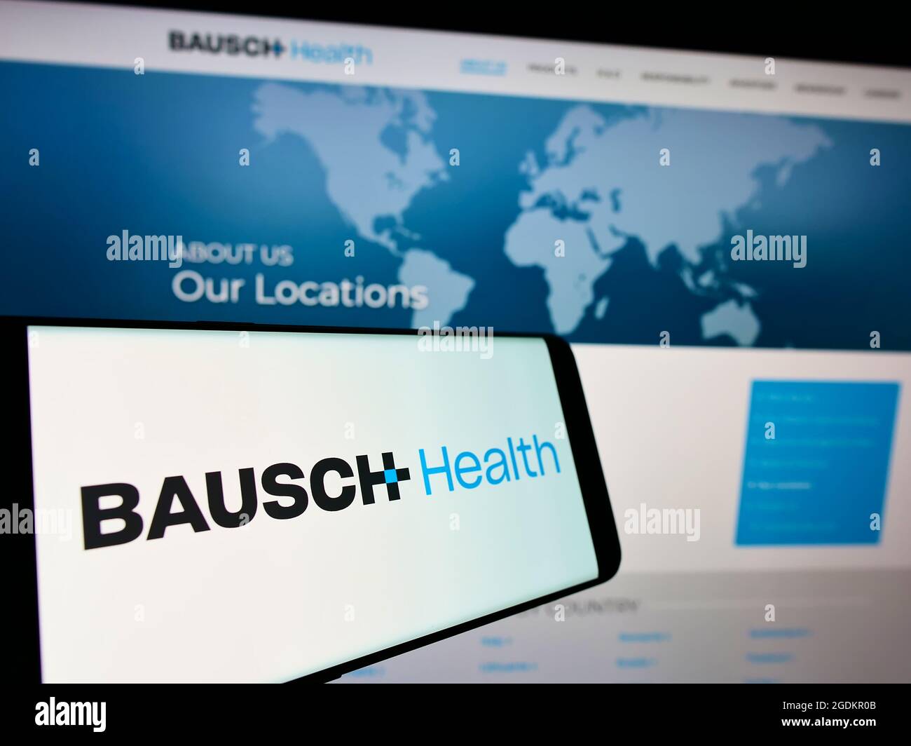 Telefono cellulare con logo della società farmaceutica Bausch Health Companies Inc. Sullo schermo di fronte al sito web. Mettere a fuoco il centro-destra del display del telefono. Foto Stock