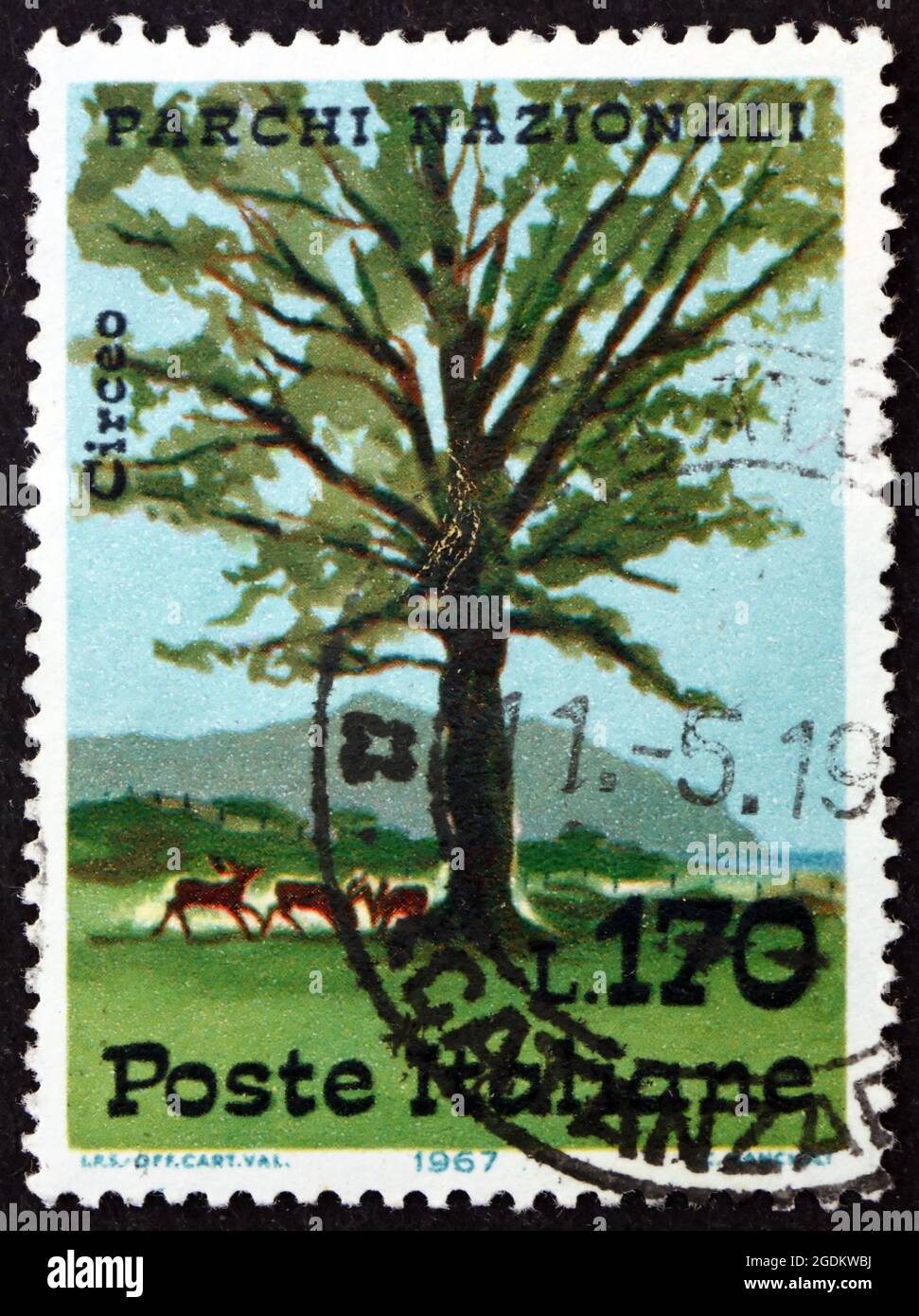 ITALIA - CIRCA 1967: Un francobollo stampato in Italia mostra querce e cervi, Parco Nazionale del Circeo, circa 1967 Foto Stock