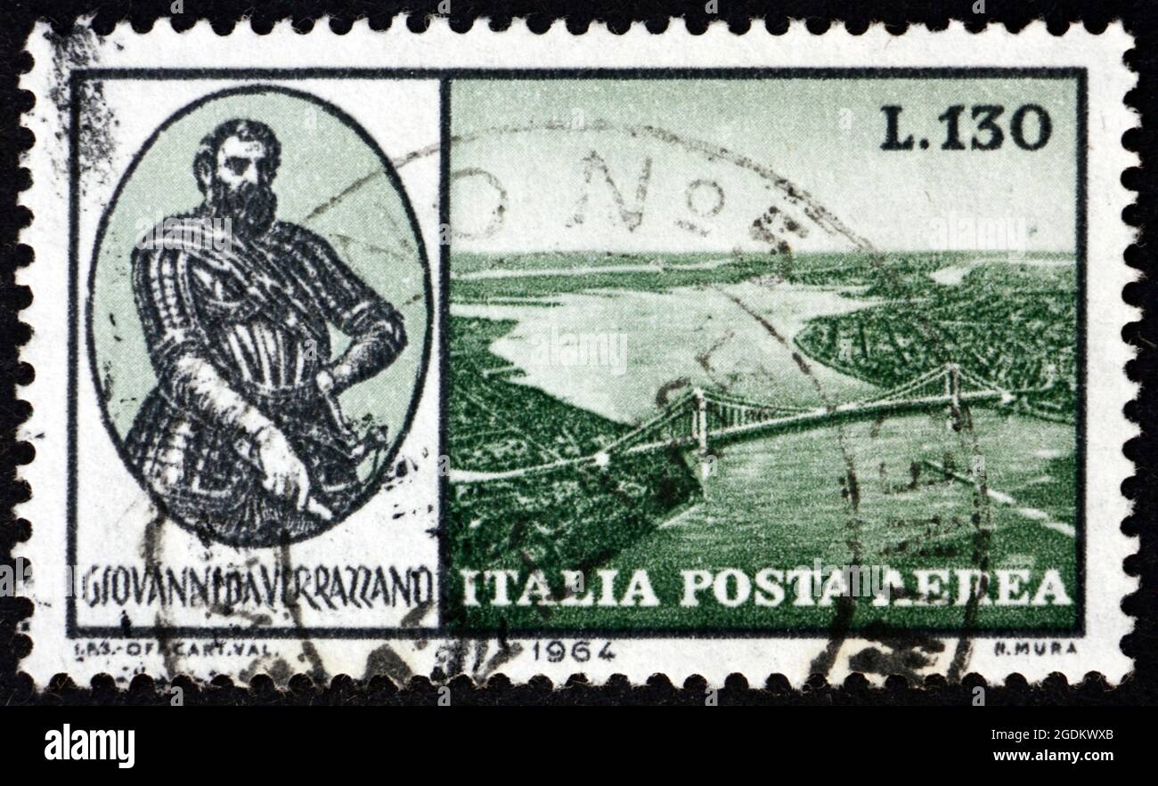 ITALIA - CIRCA 1964: Un francobollo stampato in Italia mostra Giovanni da Verrazano, scopritore della baia di New York, e Verrazano-Narows ponte, New York Bay, circa Foto Stock