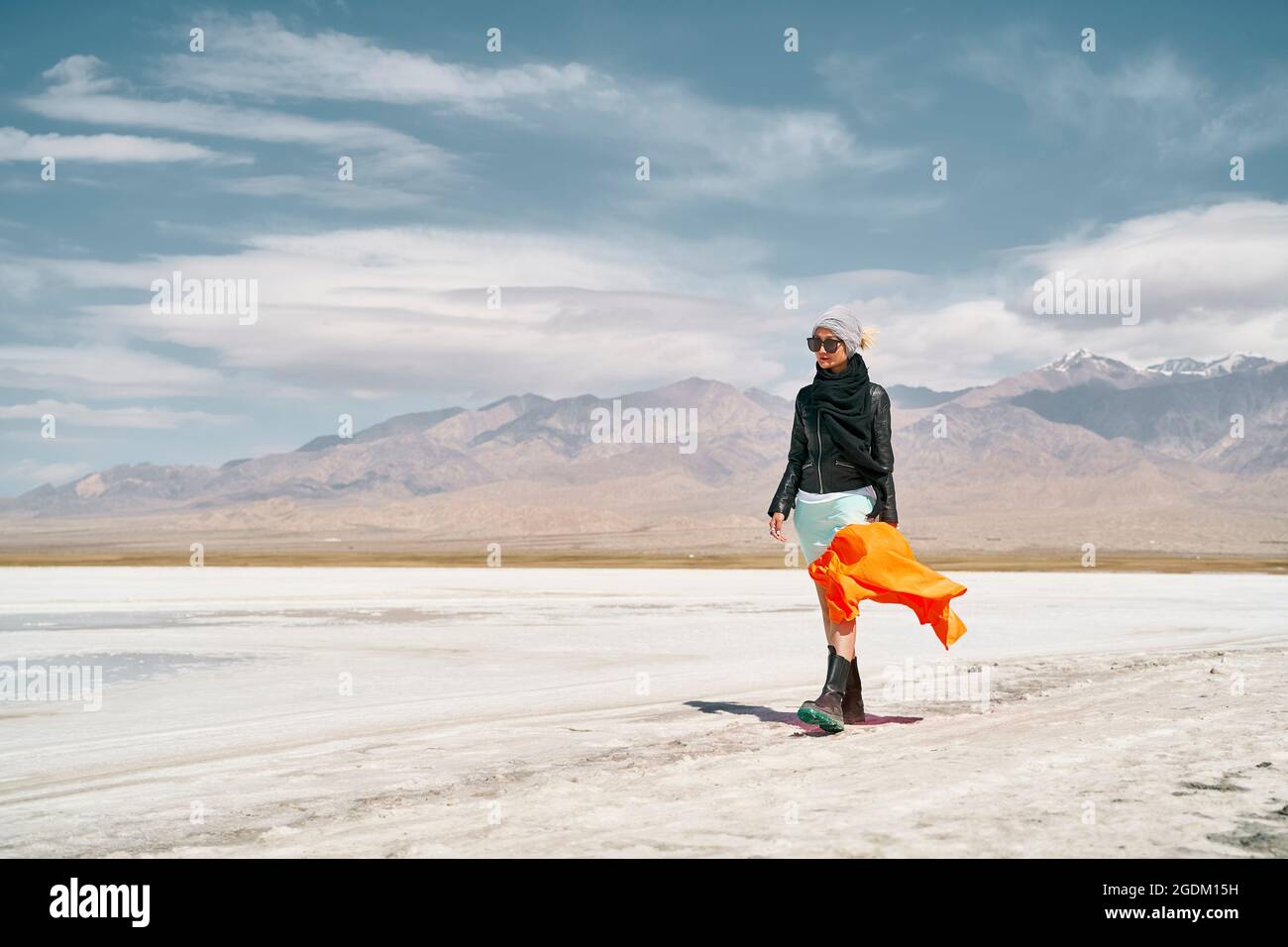 donna asiatica turista femminile in gonna lunga che cammina su terra salina alcalina Foto Stock