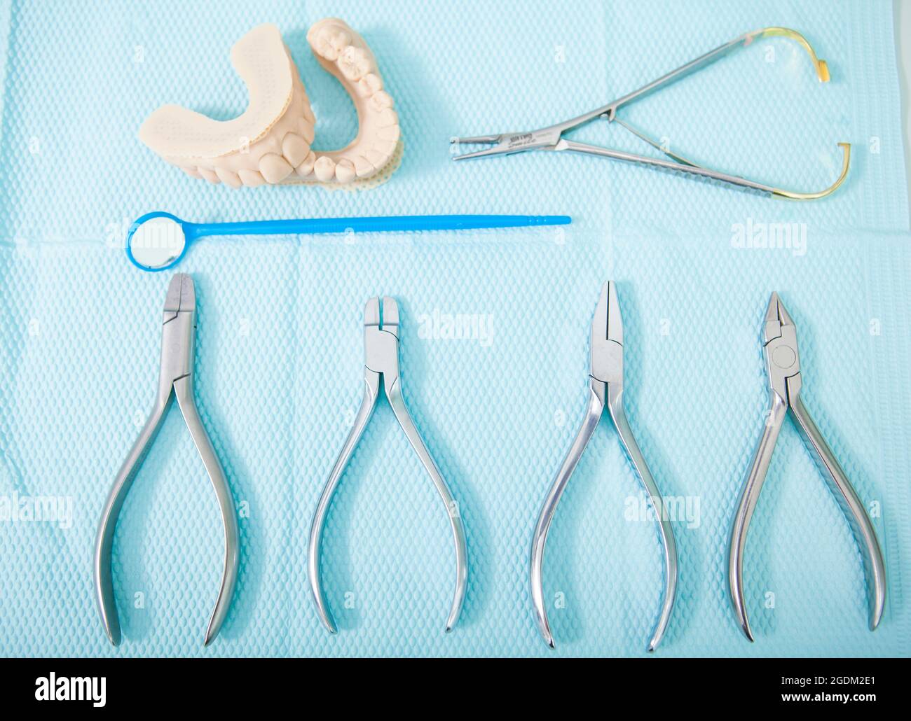 Primo piano della vista dall'alto degli strumenti dentistici su sfondo blu Foto Stock