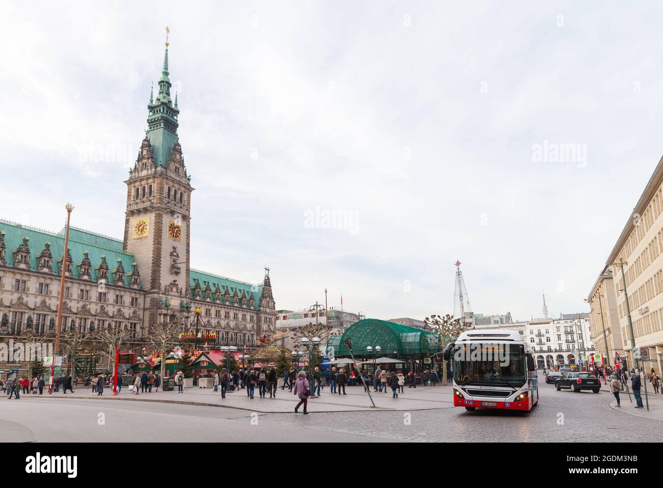 Amburgo, Germania - 30 novembre 2018: I turisti camminano al Rathausmarkt vicino al municipio di Amburgo. E' la piazza centrale di Amburgo, Germania, situata Foto Stock